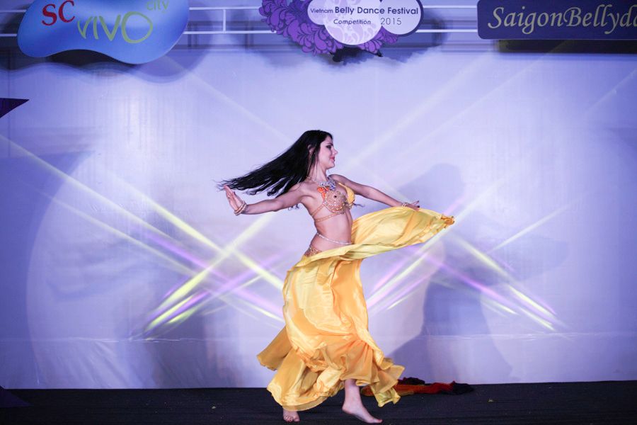 Rực rỡ với trang phục Belly Dance Ấn Độ vàng của Trang phục Xanh Shop