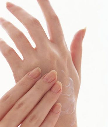 Một số cách chăm sóc móng tay cho bạn gái