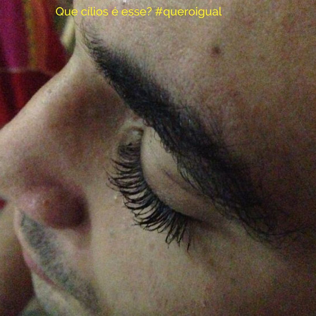 Passando rimel em homens