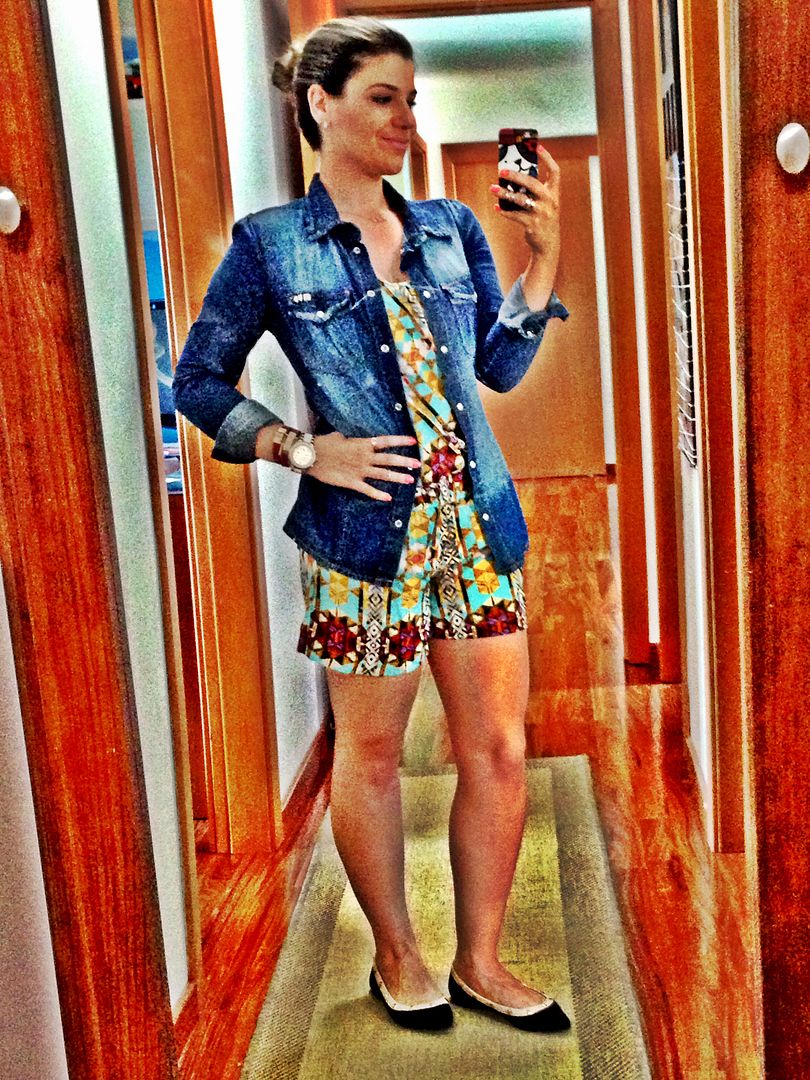 Look de feriado. Conjutinho Colorido. Camisa Jeans